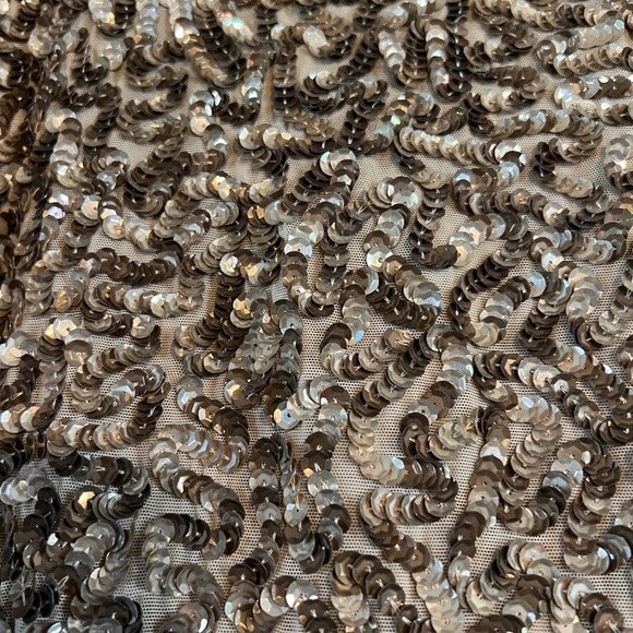 Vince gold sequined pencil skirt, zippered back, worn once, size 2 - Picture 5 of 10